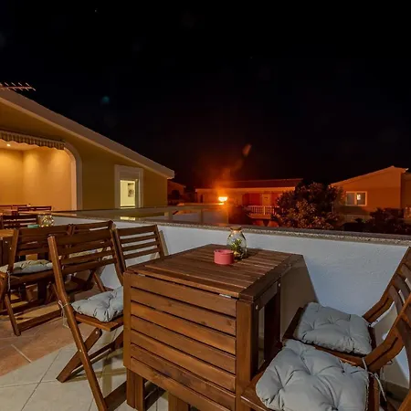 Karmen - Poolhouse * Vir