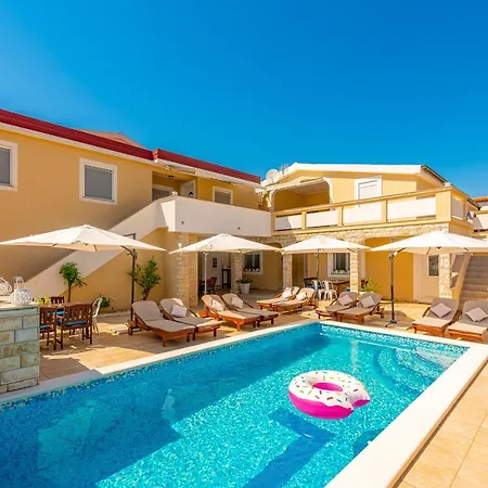Karmen - Poolhouse Apartment