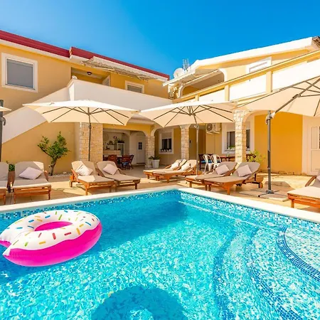 Karmen - Poolhouse * Vir