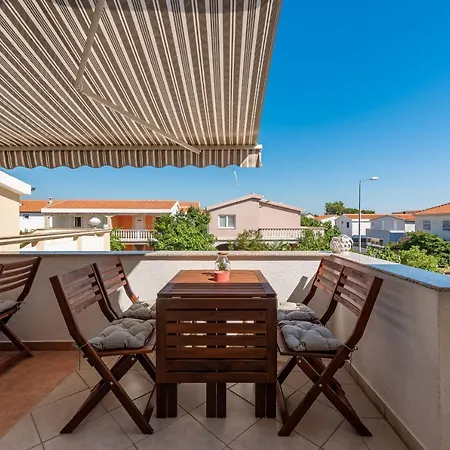 Karmen - Poolhouse * Vir