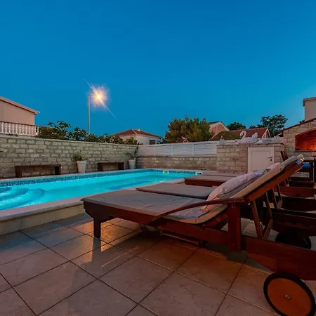 Karmen - Poolhouse Vir