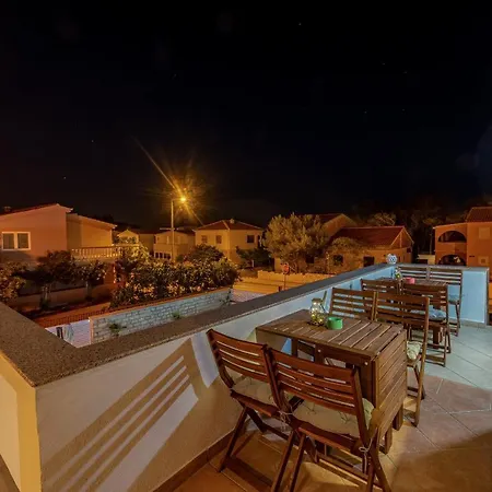 Karmen - Poolhouse Vir