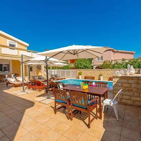 Karmen - Poolhouse Apartament *