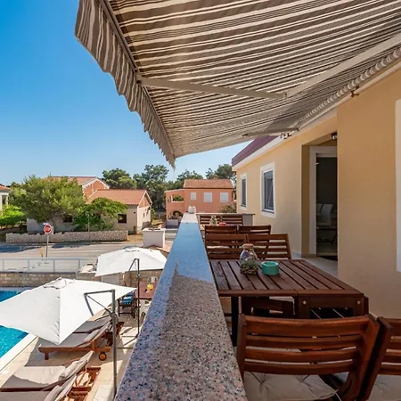 Apartament Karmen - Poolhouse Vir