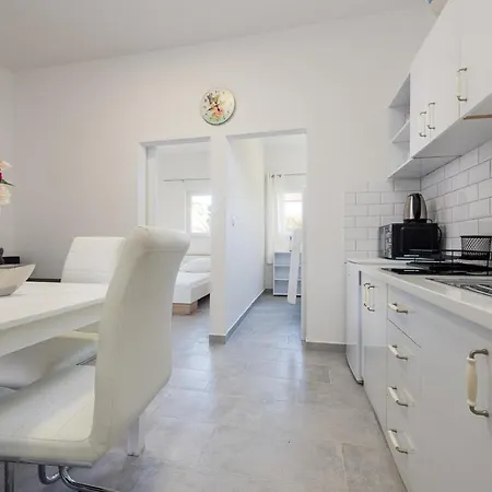Apartment Karmen - Poolhouse