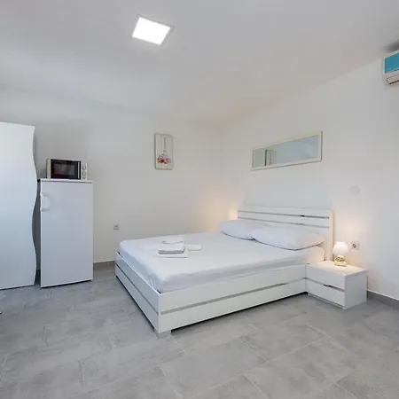 Karmen - Poolhouse Apartament *