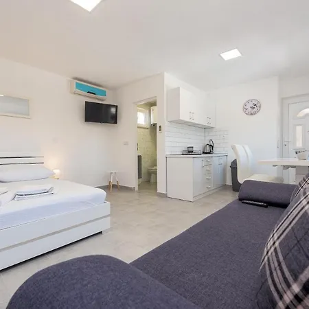 Karmen - Poolhouse Apartament