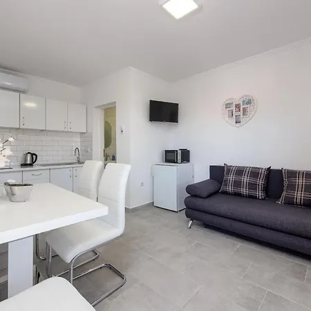 Karmen - Poolhouse *