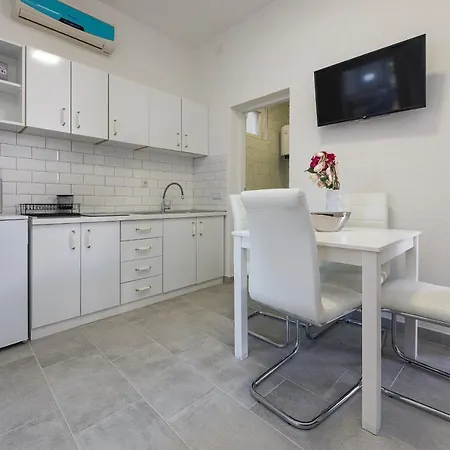 Karmen - Poolhouse Apartament