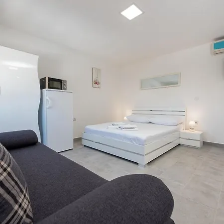 Apartment Karmen - Poolhouse