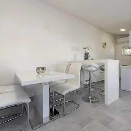 Karmen - Poolhouse Apartament Vir