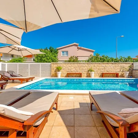 Karmen - Poolhouse Vir