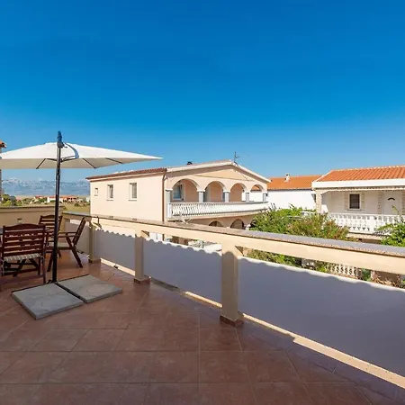 Apartament Karmen - Poolhouse Vir