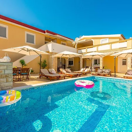 Karmen - Poolhouse * Vir