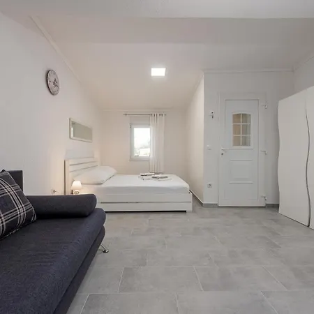 Karmen - Poolhouse * ויר