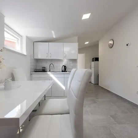 Karmen - Poolhouse Apartment