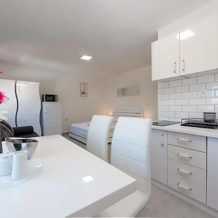 Karmen - Poolhouse *