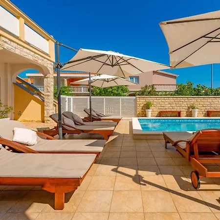 Apartament Karmen - Poolhouse Vir