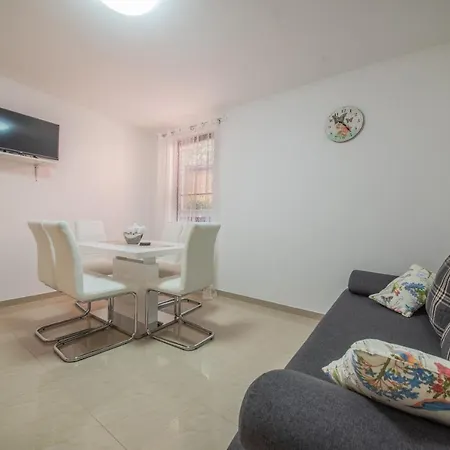 Karmen - Poolhouse Apartment *