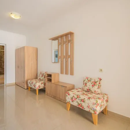 Karmen - Poolhouse Apartament *