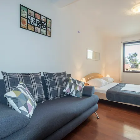 Karmen - Poolhouse Apartament