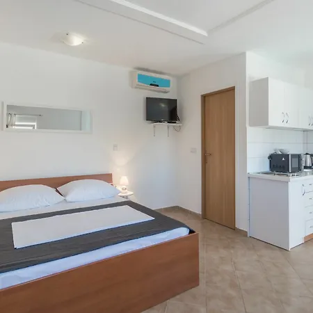 Karmen - Poolhouse Apartament