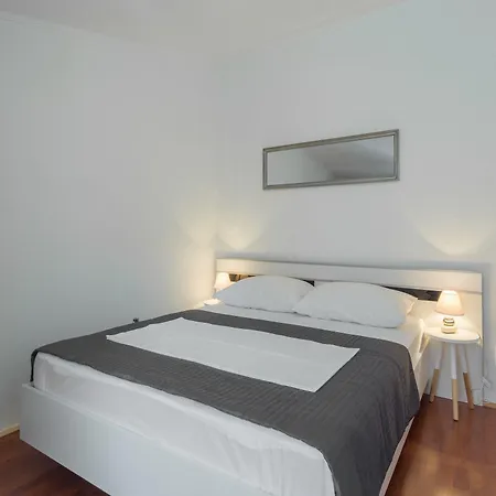 Karmen - Poolhouse Apartament Vir