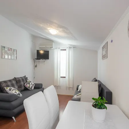 Apartament Karmen - Poolhouse Vir