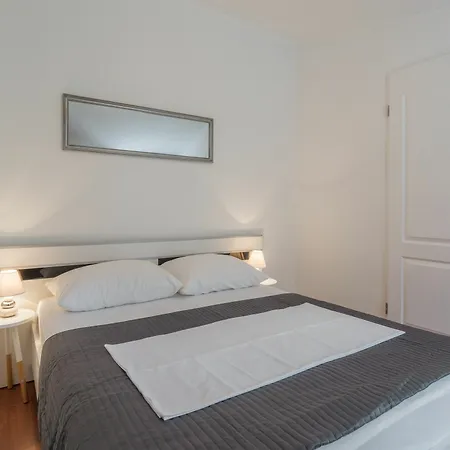 Karmen - Poolhouse ויר