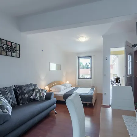 Karmen - Poolhouse Apartament Vir