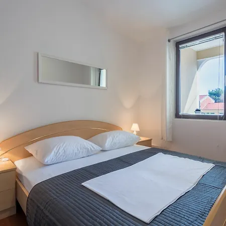 Karmen - Poolhouse ויר