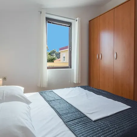 Karmen - Poolhouse * ויר