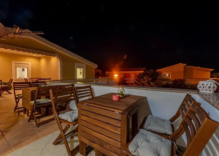 Karmen - Poolhouse * Vir