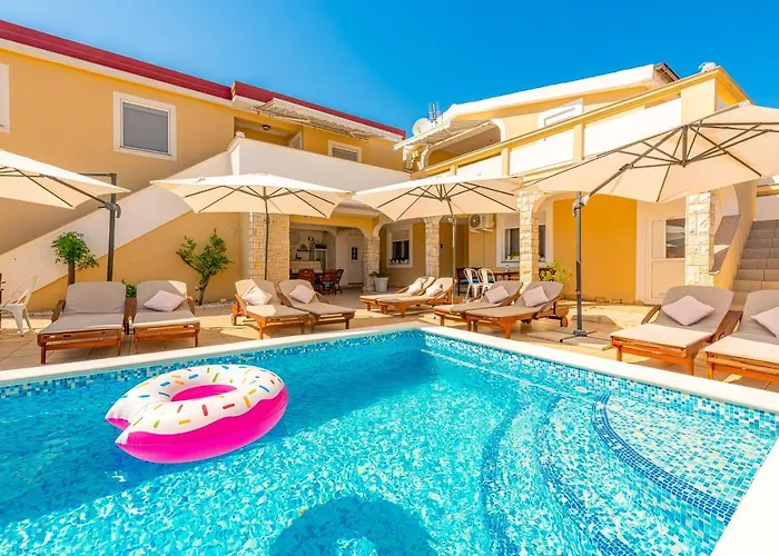 Karmen - Poolhouse * Vir