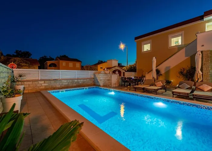 Karmen - Poolhouse Apartment