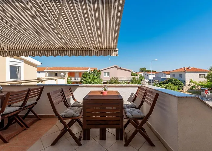 Karmen - Poolhouse * Vir