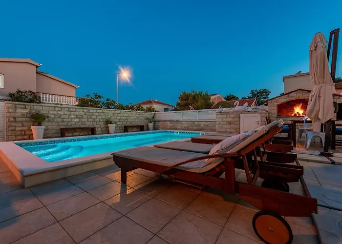 Karmen - Poolhouse Vir