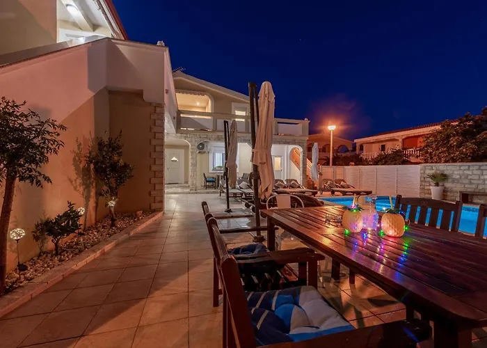 Karmen - Poolhouse * Vir