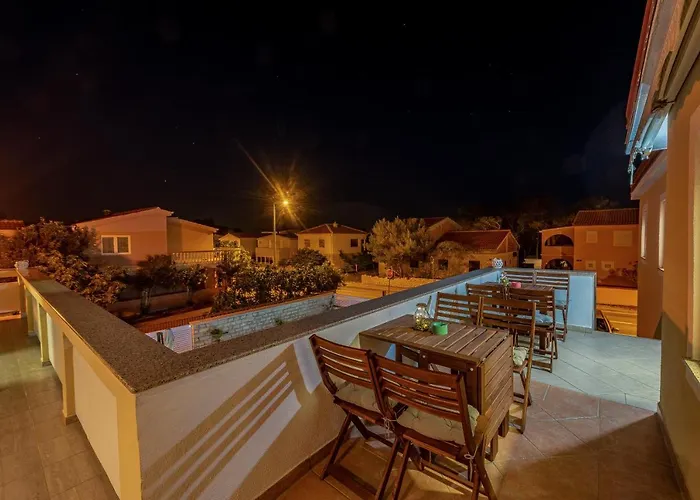 Karmen - Poolhouse Vir