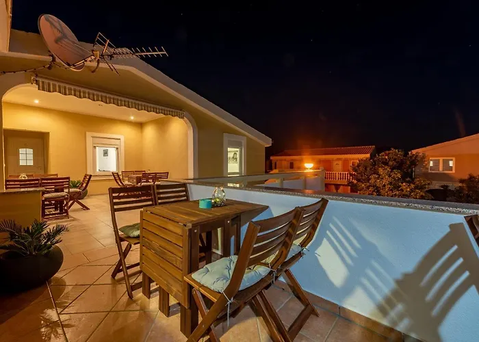 Karmen - Poolhouse Apartament *