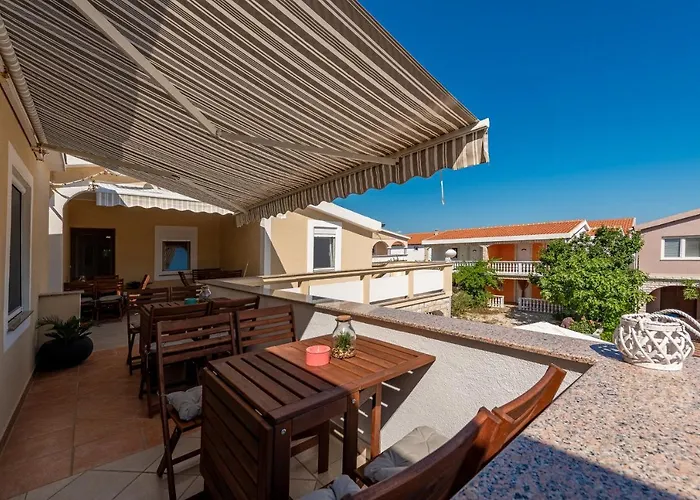 Karmen - Poolhouse Vir