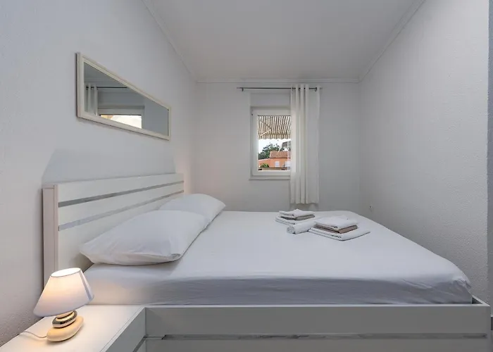 Karmen - Poolhouse * Vir