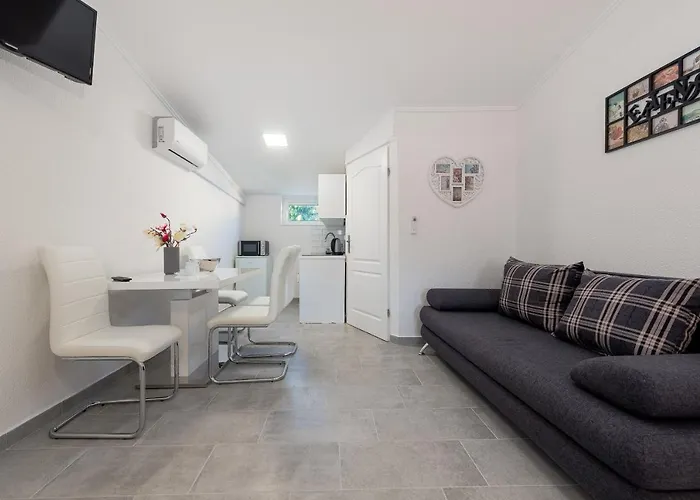 Karmen - Poolhouse Apartman *