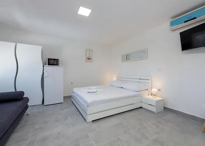 Karmen - Poolhouse Apartament *