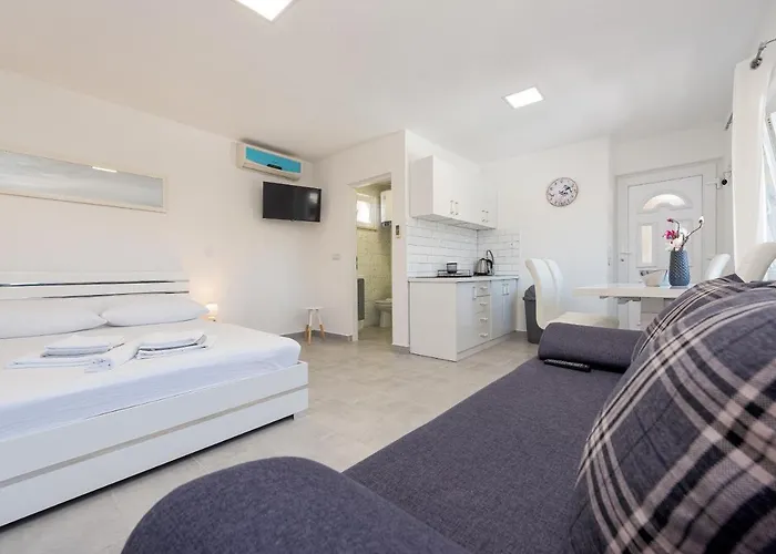 Karmen - Poolhouse Apartman