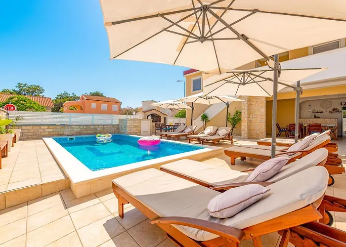 Karmen - Poolhouse * Vir