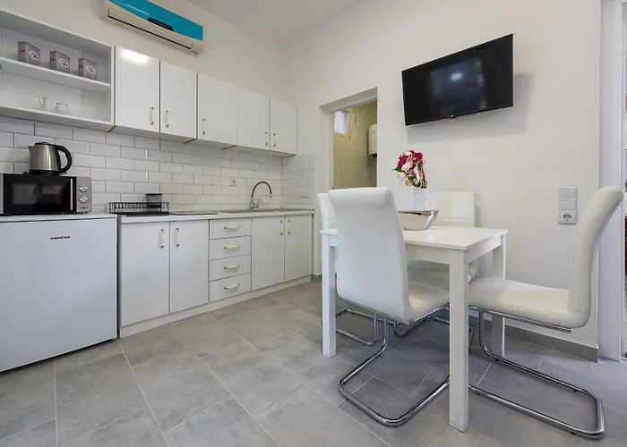 Karmen - Poolhouse Apartman