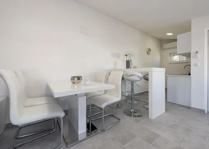 Karmen - Poolhouse Apartman Vir