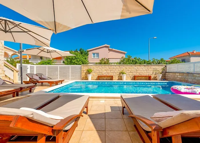 Karmen - Poolhouse Vir