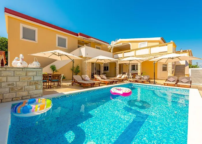 Karmen - Poolhouse * Vir